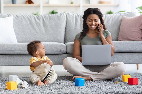 Avantages du télétravail pour les jeunes mamans actives